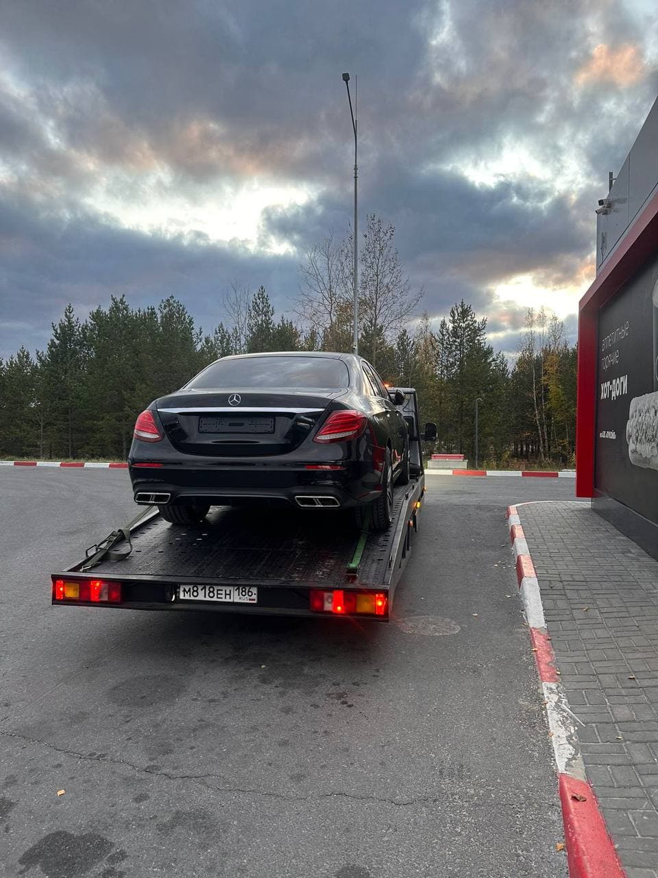 Ночная эвакуация у автосалона